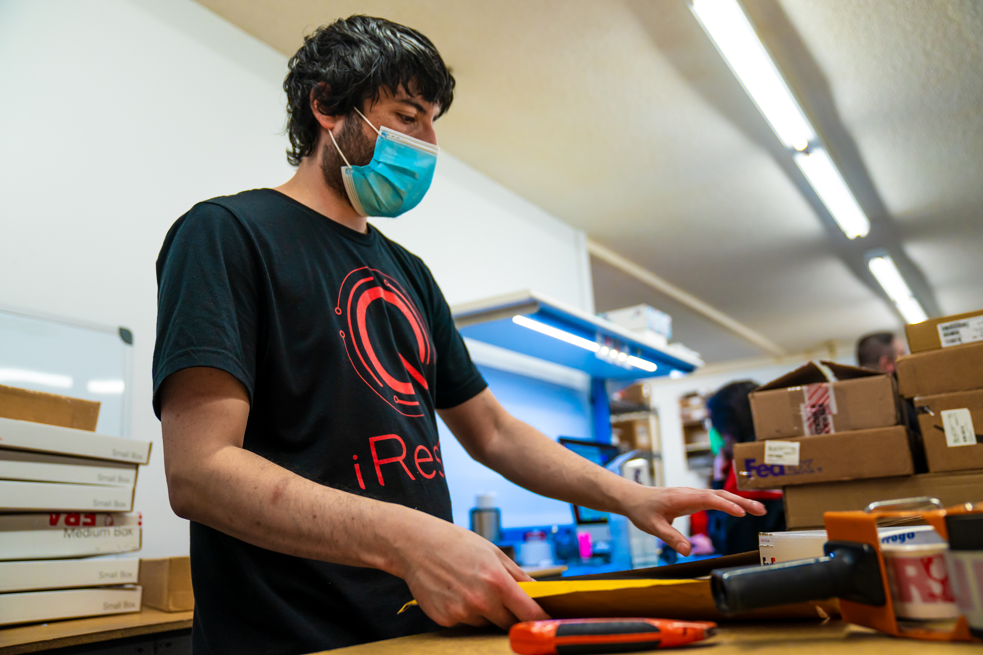 iResQ employee wrapping packages
