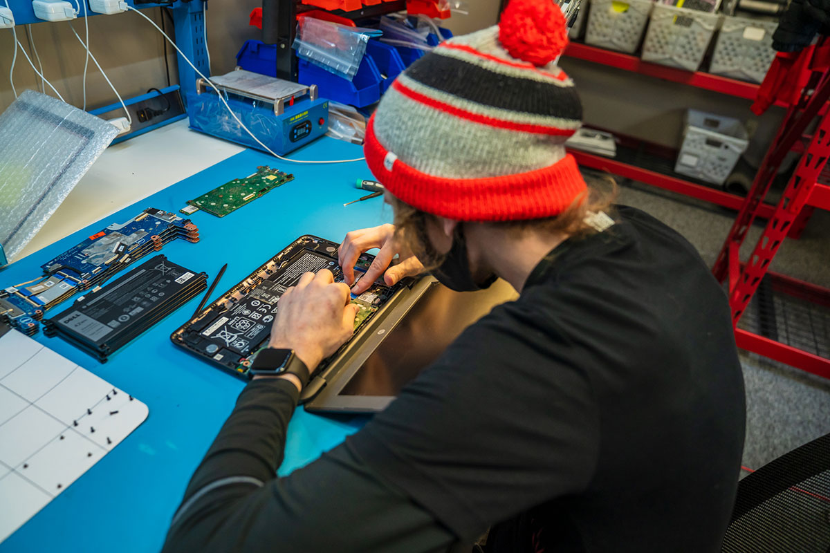 iResQ - Technician repairing a laptop
