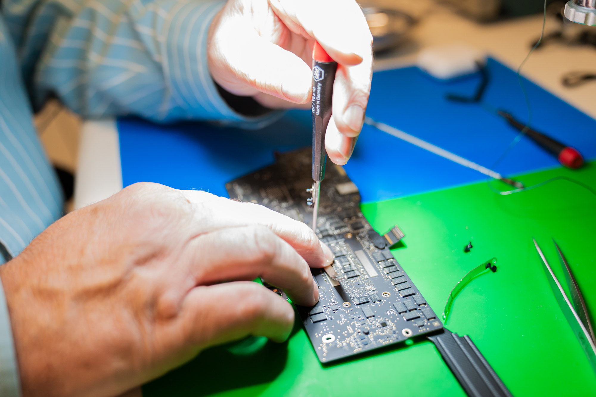 iResQ team fixing a device